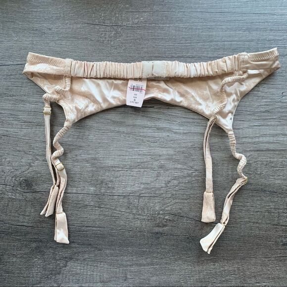 Victoria’s Secret Dream Angels Satin Garter Belt - Picture 5 of 5